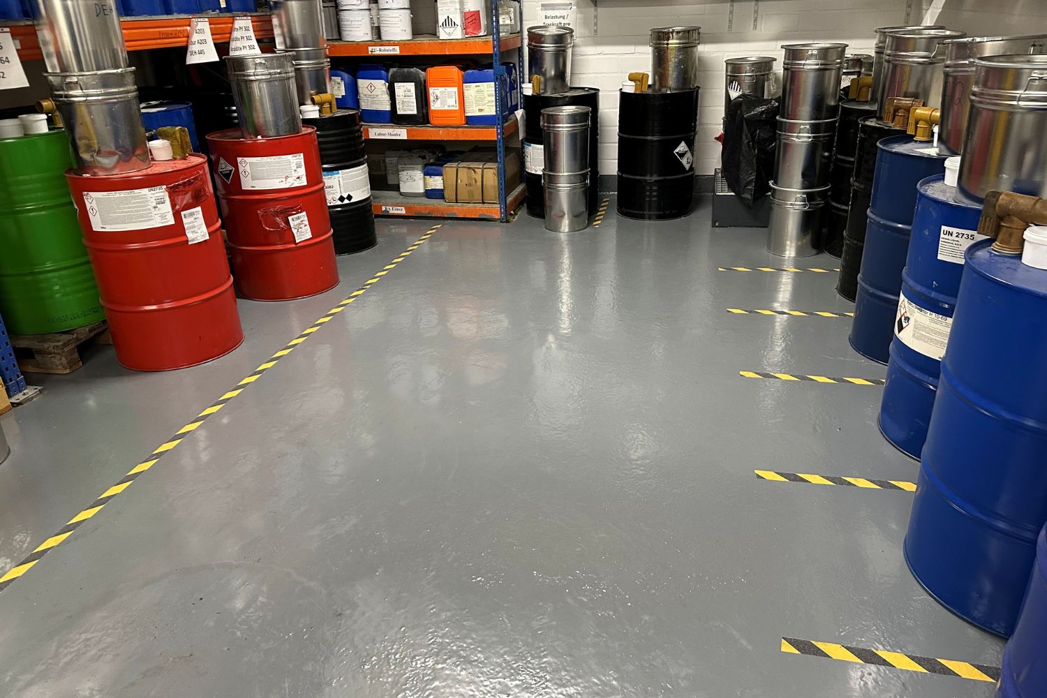 大型罐子的倉庫