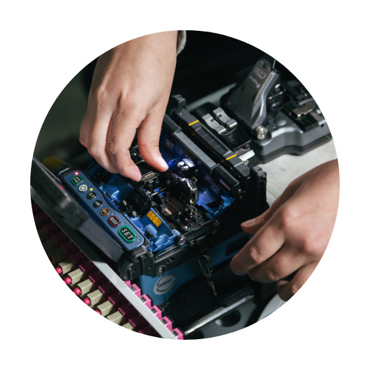 有人正在修理電子零件