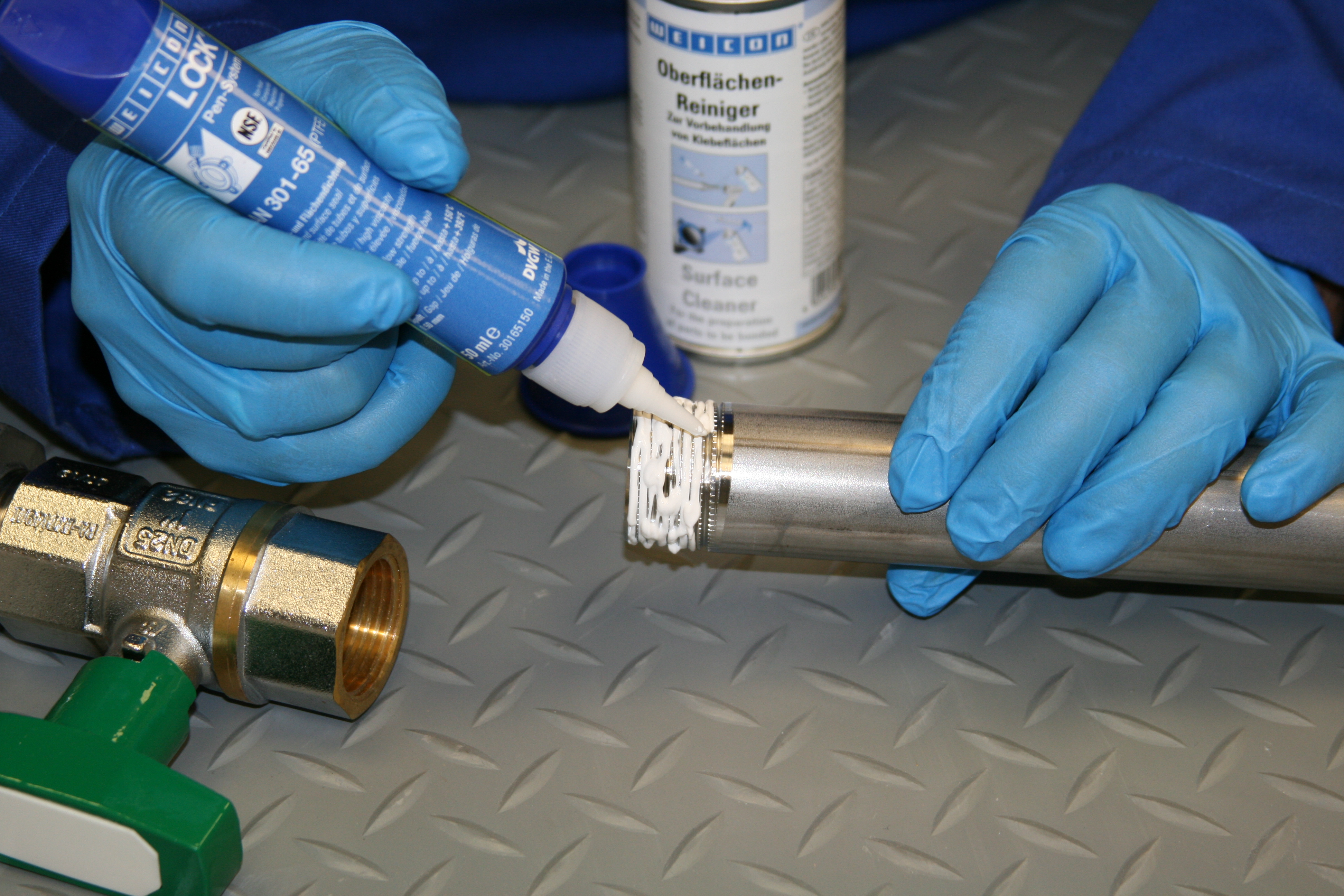 WEICONLOCK® AN 301-65 法兰密封胶 | 含PTFE，中等强度，获饮用水接触许可