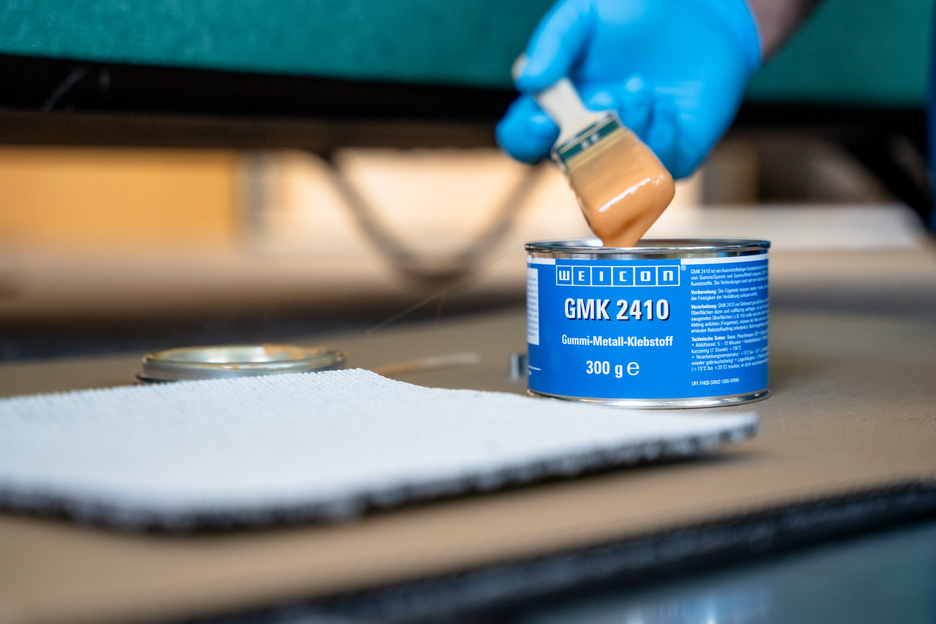 GMK 2410 | high-strength and fast-curing 1C rubber-metal adhesive