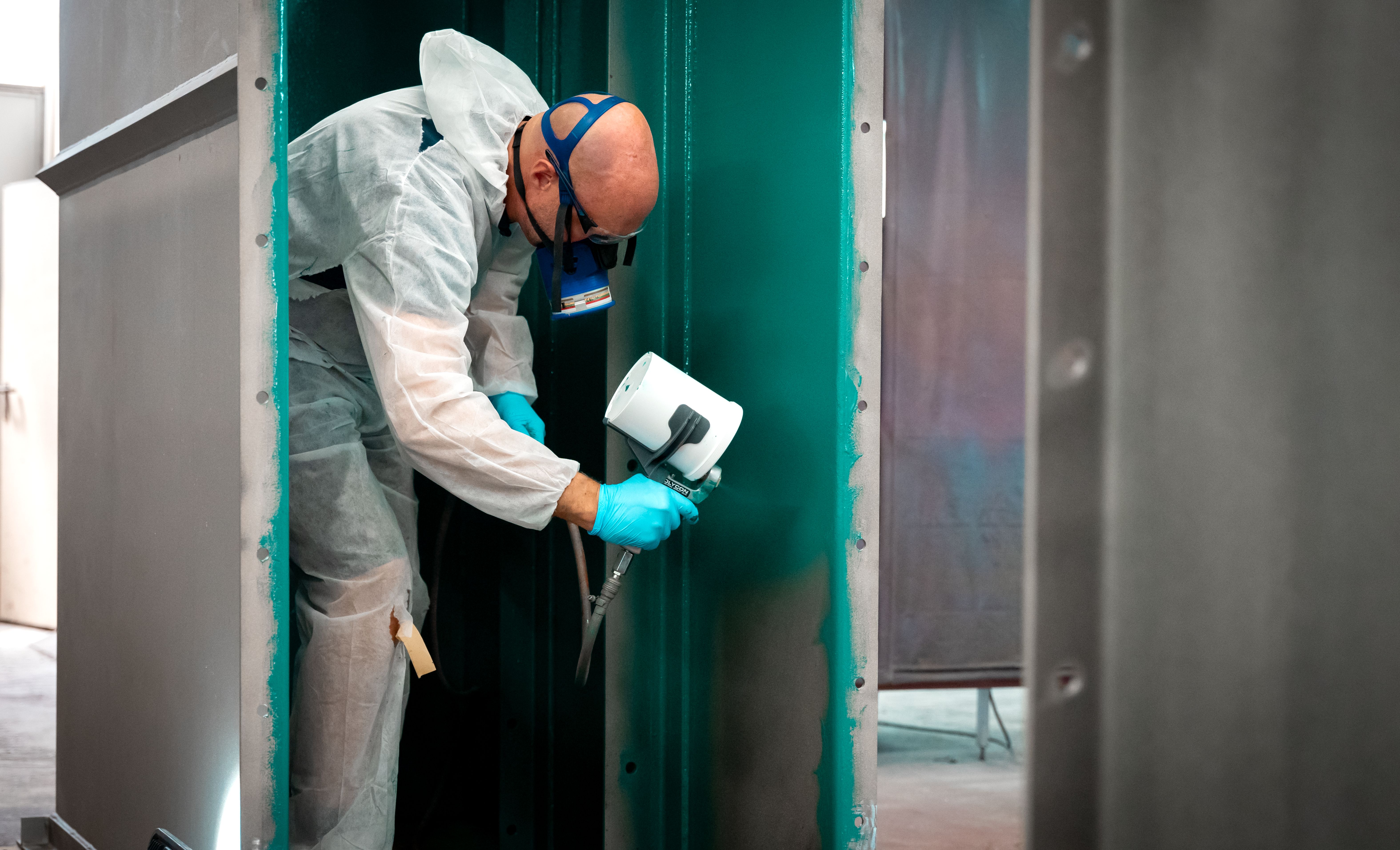 戴著口罩的男子噴灑綠色檢查層