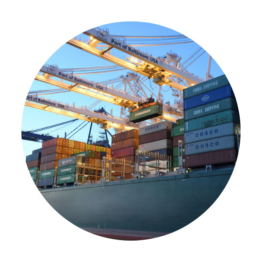 貨櫃堆放在船上