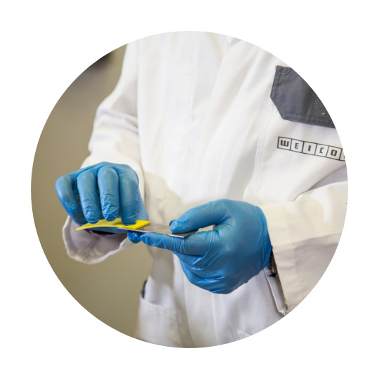 兩塊金屬零件相互緊貼