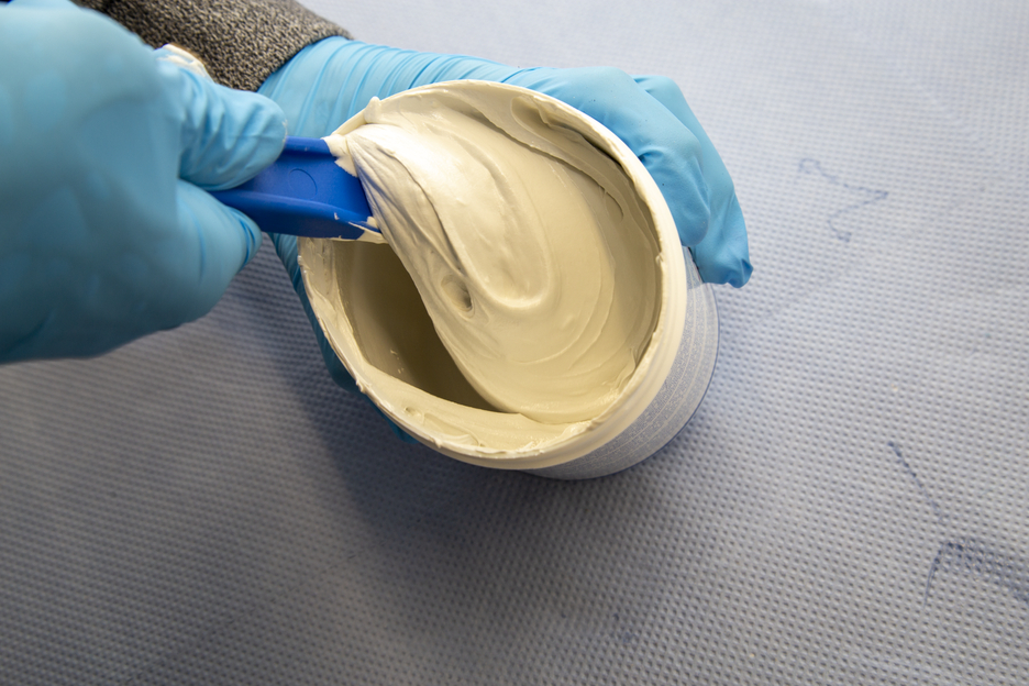 WEICON 耐水型修补剂 UW | mineral-filled epoxy resin system for repairs and moulding on wet surfaces