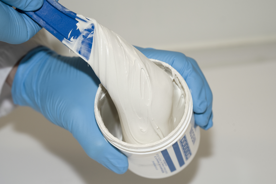 WEICON 耐水型修补剂 UW | mineral-filled epoxy resin system for repairs and moulding on wet surfaces