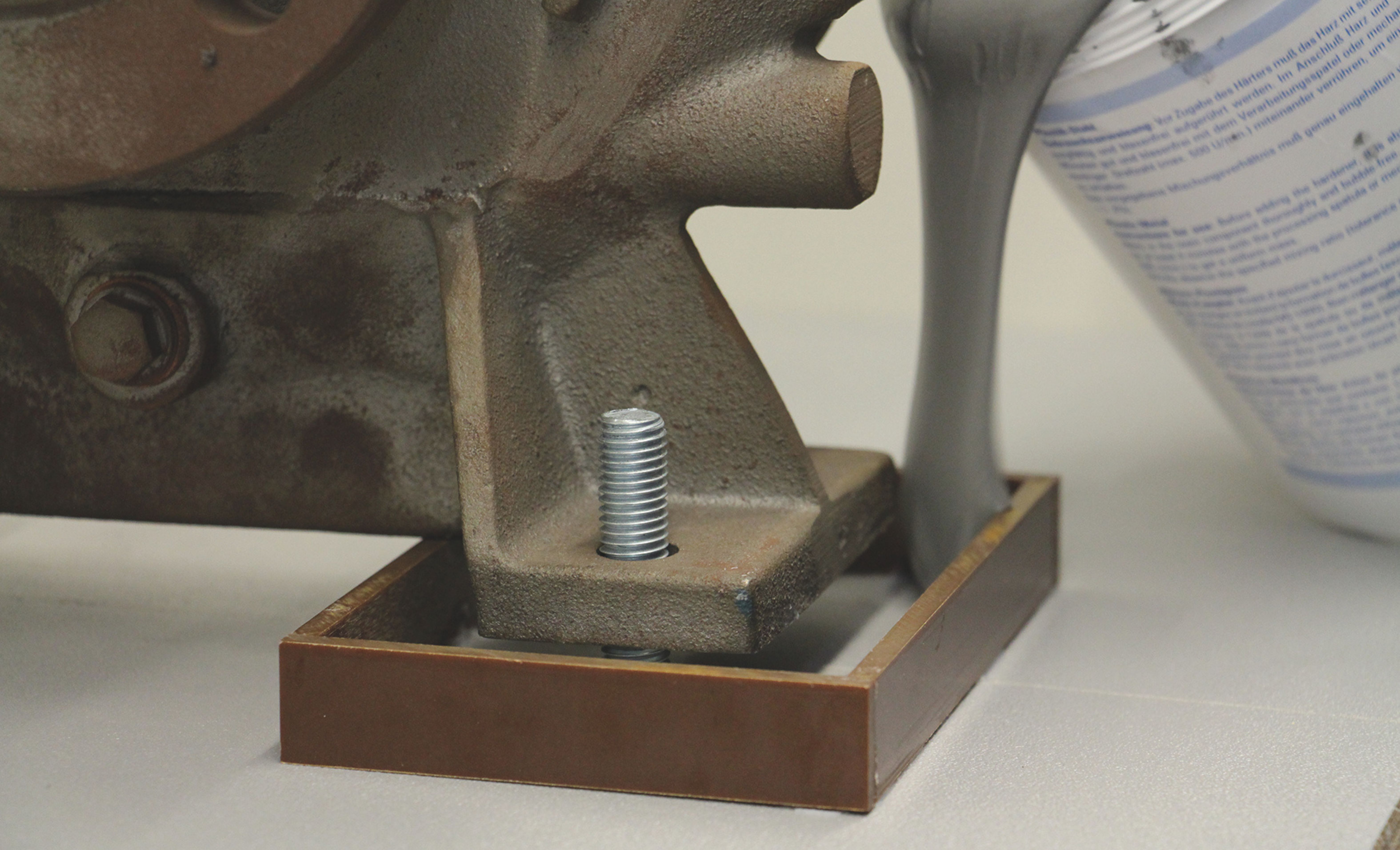 灌漿材料注入底座中