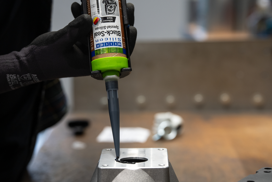 黑色密封胶 | permanently elastic sealant for oil- or grease-resistant areas
