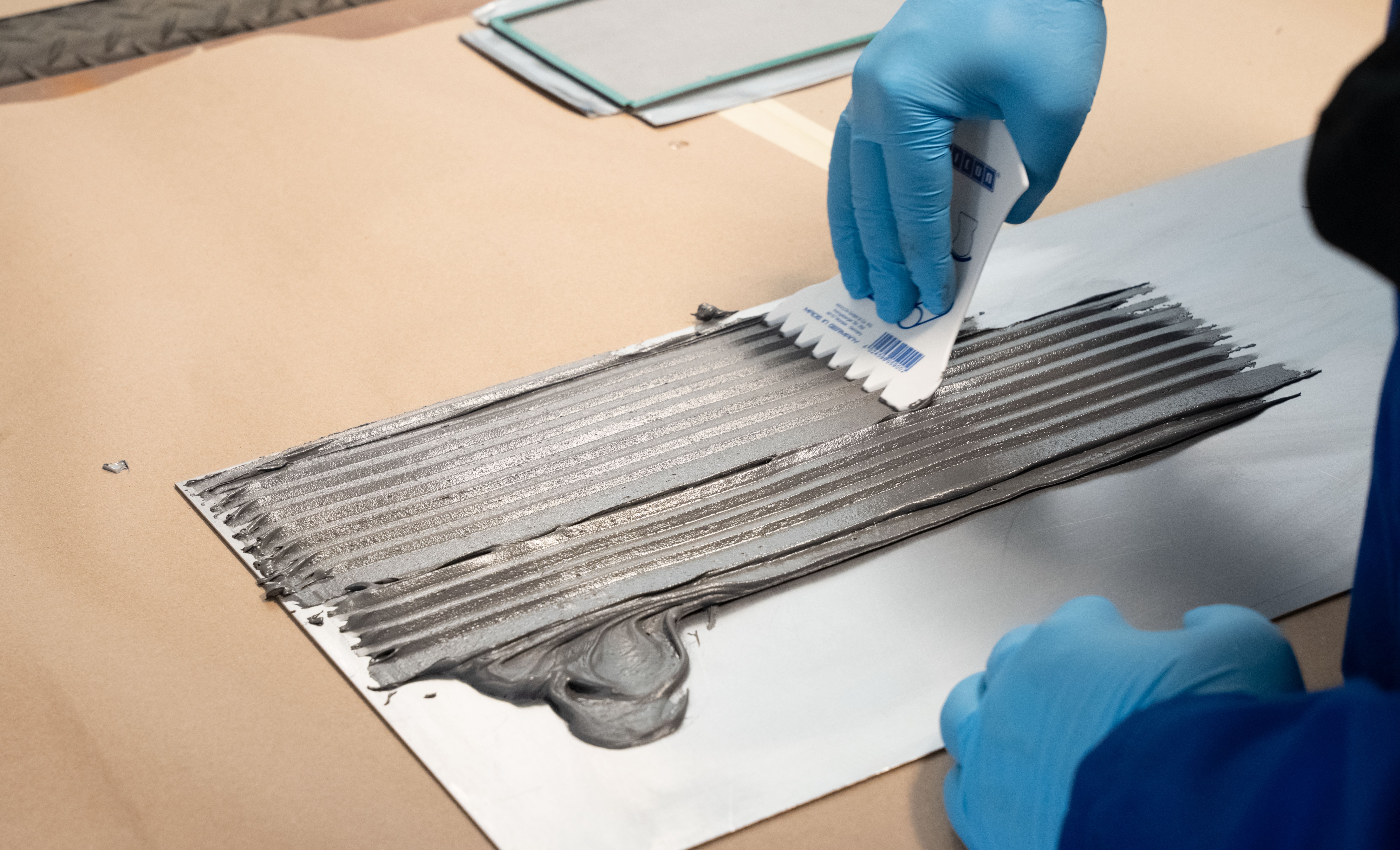 塗層材料塗佈於金屬基材上